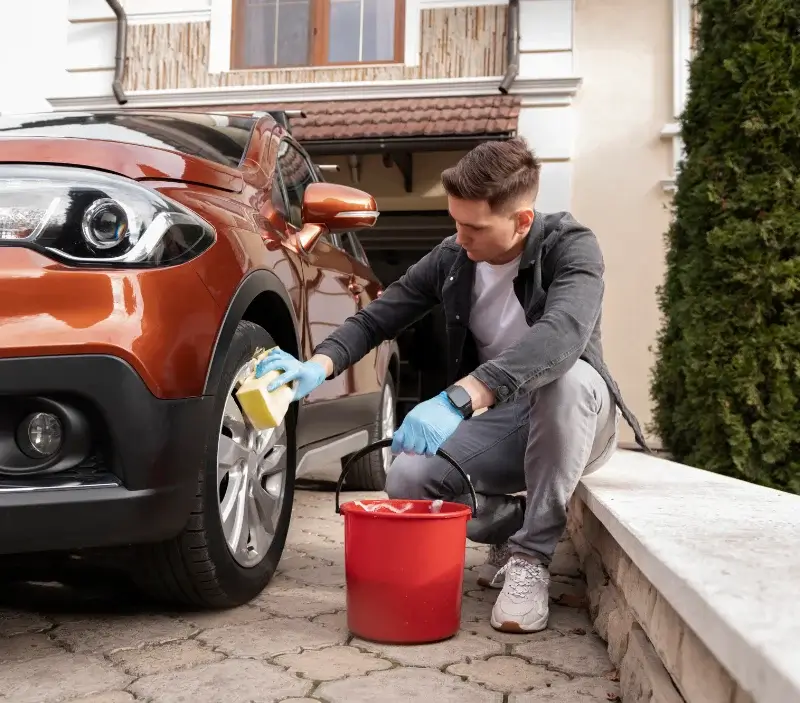 Lavage auto à domicile Ronquerolles : professionnel intervenant sur un véhicule